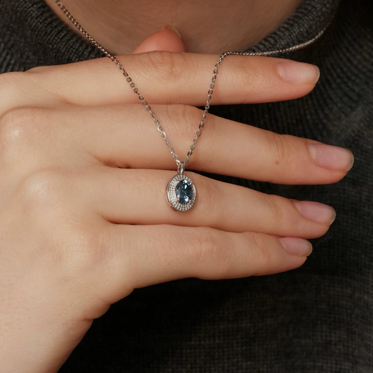 Sanswood Sengo "Darcy" High-End Primary Color Blue Moissanite Necklace Women'S Commuting Temperament Clavicle Chain